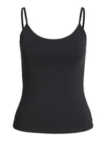 Sort tanktop med tynde stropper hænger stille; baggrunden er hvid og enkel, fremhæver tøjets glatte stof og enkle design. Der er ingen tekst på billedet.