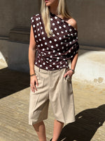 Modelbillede af SAMIRA one shoulder top, brun og HARLEE shorts, beige. Fra BySofieSønderby