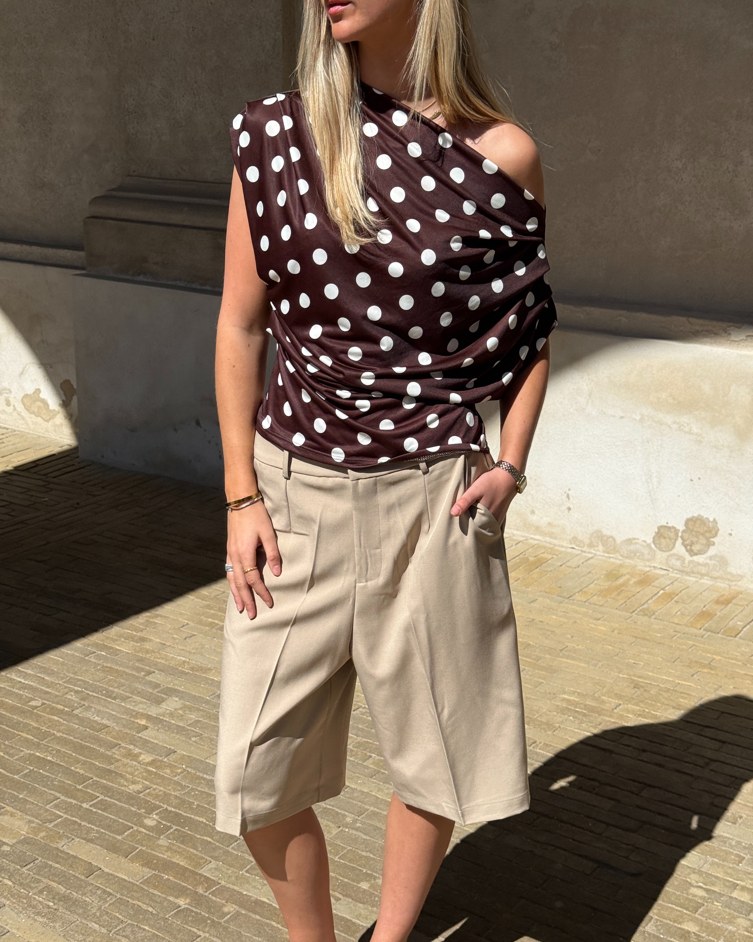 Modelbillede af SAMIRA one shoulder top, brun og HARLEE shorts, beige. Fra BySofieSønderby