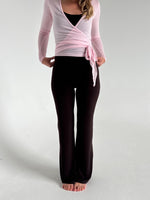 Modelfoto af pige i brune Sania yoga bukser og lyserød Luna wrap bluse. Fra BySofieSønderby