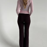 Modelfoto af pige i brune Sania yoga bukser og lyserød Luna wrap bluse. Fra BySofieSønderby