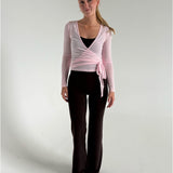Modelfoto af pige i brune Sania yoga bukser og lyserød Luna wrap bluse. Fra BySofieSønderby