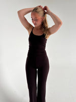 Modelfoto af pige i brun Sania yoga top og brune bukser. Fra BySofieSønderby