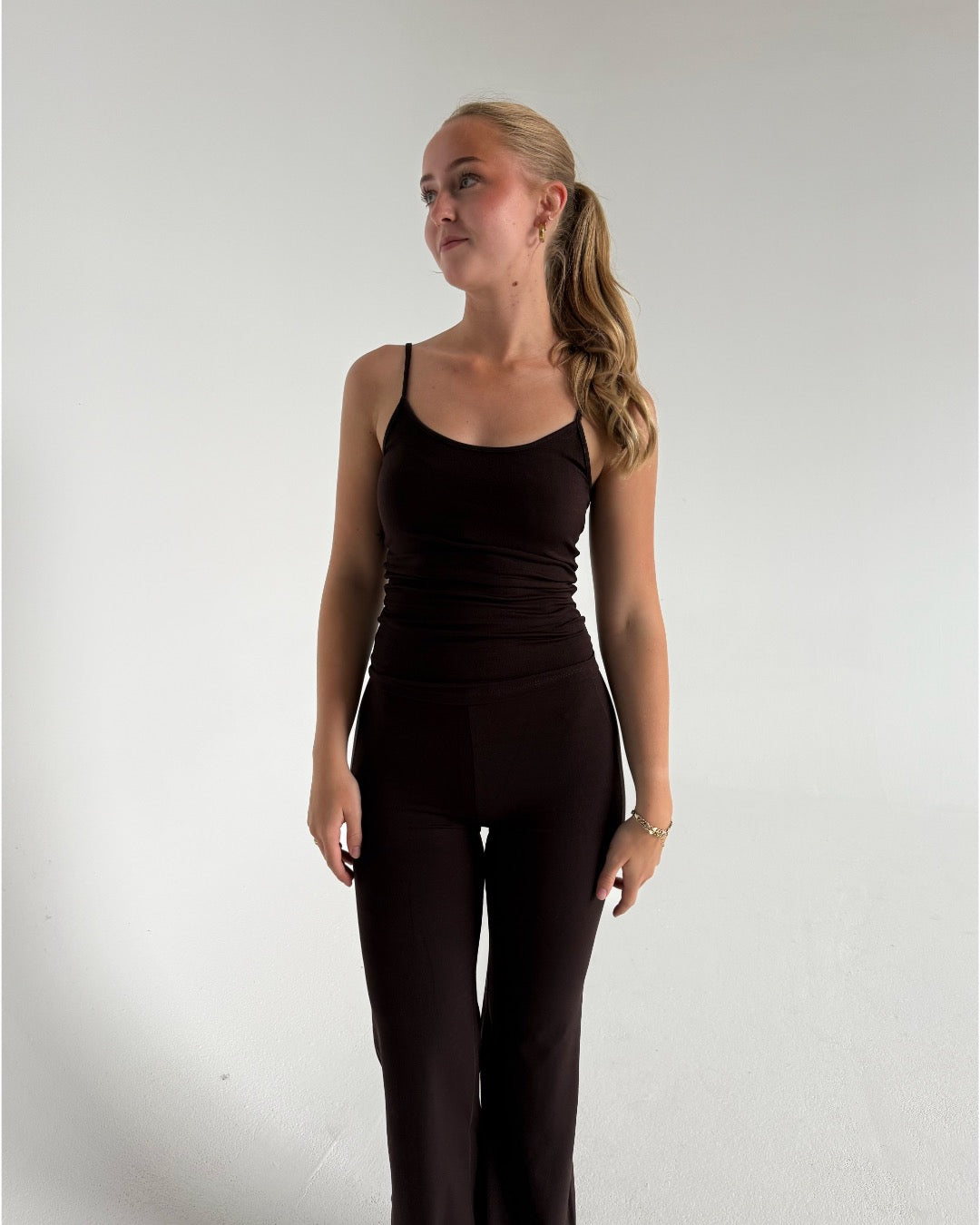 Modelfoto af pige i brun Sania yoga top og brune bukser. Fra BySofieSønderby