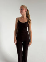 Modelfoto af pige i brun Sania yoga top og brune bukser. Fra BySofieSønderby