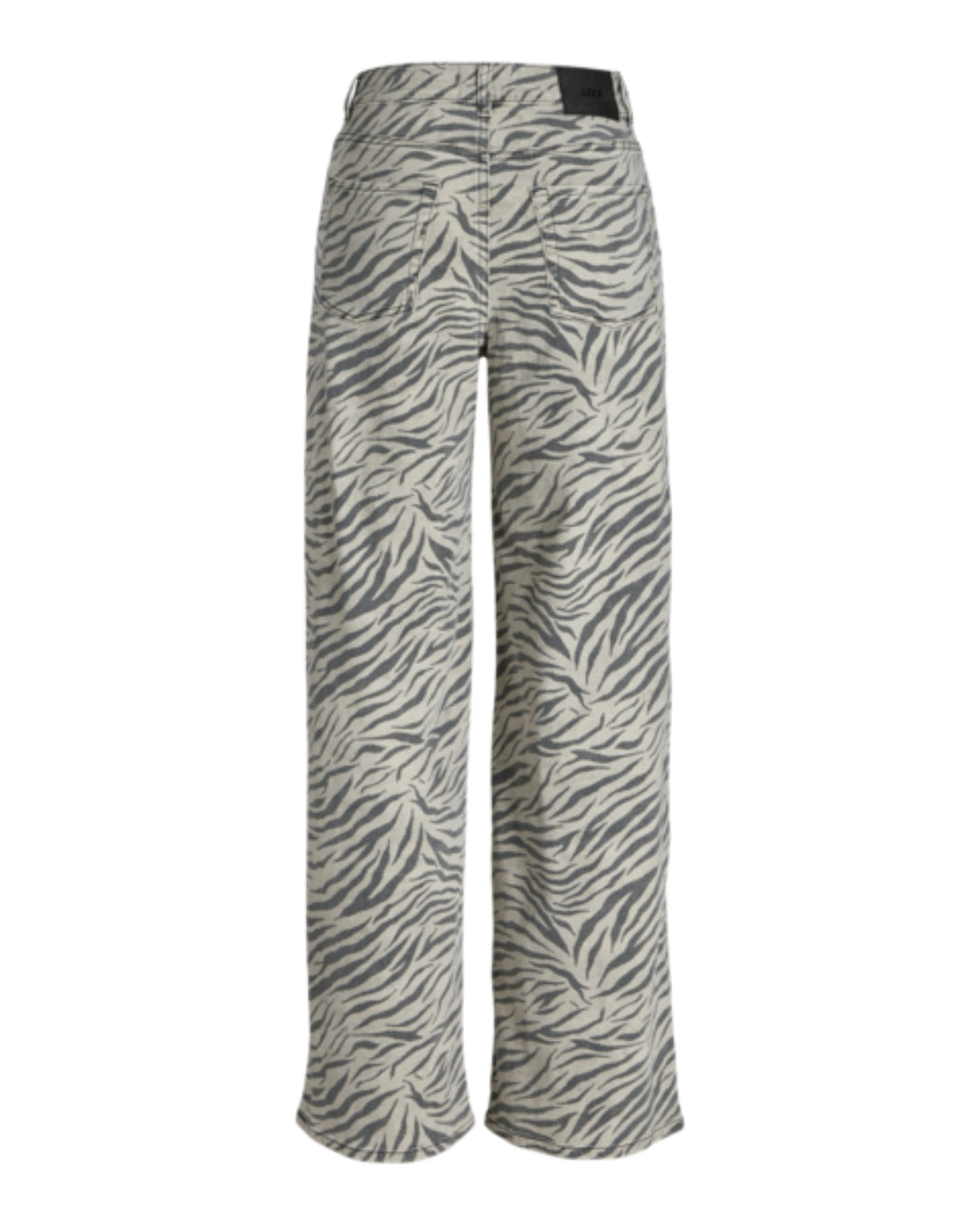 Bukser med zebrastribet mønster står oprejst. Stoffet er lysegråt med mørkegrå striber. Der er baglommer og et sort mærke øverst i et neutralt studie.