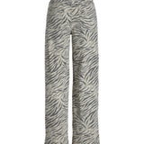 Bukser med zebrastribet mønster står oprejst. Stoffet er lysegråt med mørkegrå striber. Der er baglommer og et sort mærke øverst i et neutralt studie.