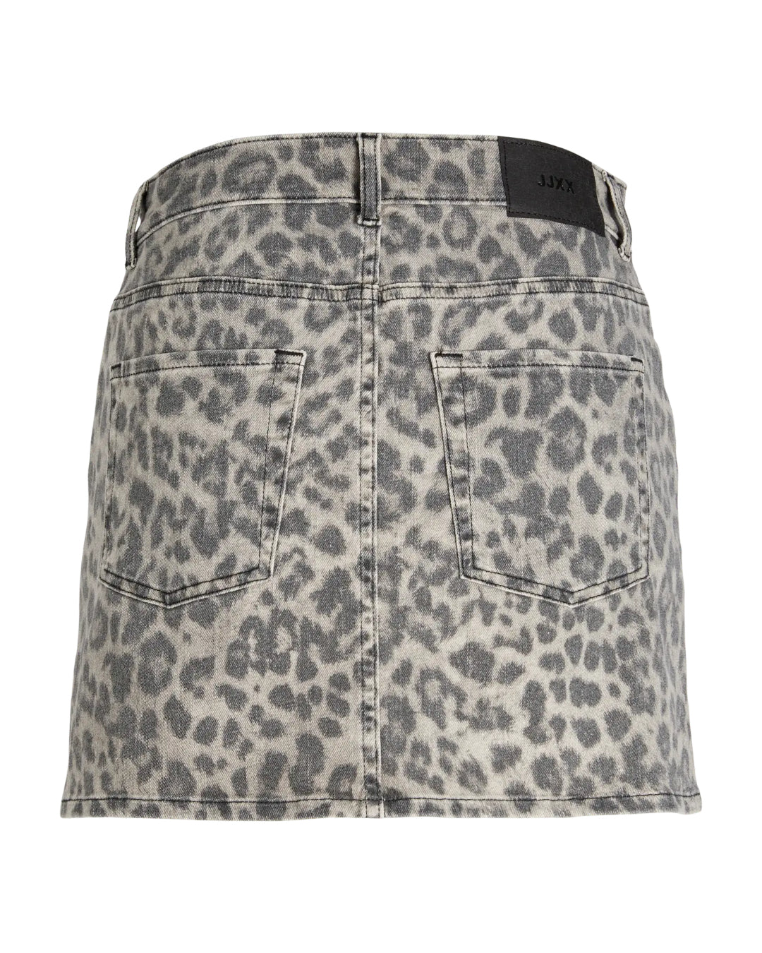 Leopardmønstret nederdel med lommer, fastgjort i taljen, fremviser et gråt og sort design. Stoffet har slidt struktur, og en etiket med teksten "JJXX" sidder ved linningen.