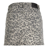 Leopardmønstret nederdel med lommer, fastgjort i taljen, fremviser et gråt og sort design. Stoffet har slidt struktur, og en etiket med teksten "JJXX" sidder ved linningen.