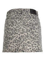 Leopardmønstret nederdel med lommer, fastgjort i taljen, fremviser et gråt og sort design. Stoffet har slidt struktur, og en etiket med teksten "JJXX" sidder ved linningen.