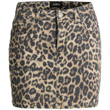Leopardmønstret nederdel, der hænger statisk. Designet har en klassisk jeansstil med lommer og bæltestropper. Øverst ses teksten "JJXX" på en etiket. Baggrund er neutral.