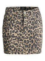 Leopardmønstret nederdel, der hænger statisk. Designet har en klassisk jeansstil med lommer og bæltestropper. Øverst ses teksten "JJXX" på en etiket. Baggrund er neutral.