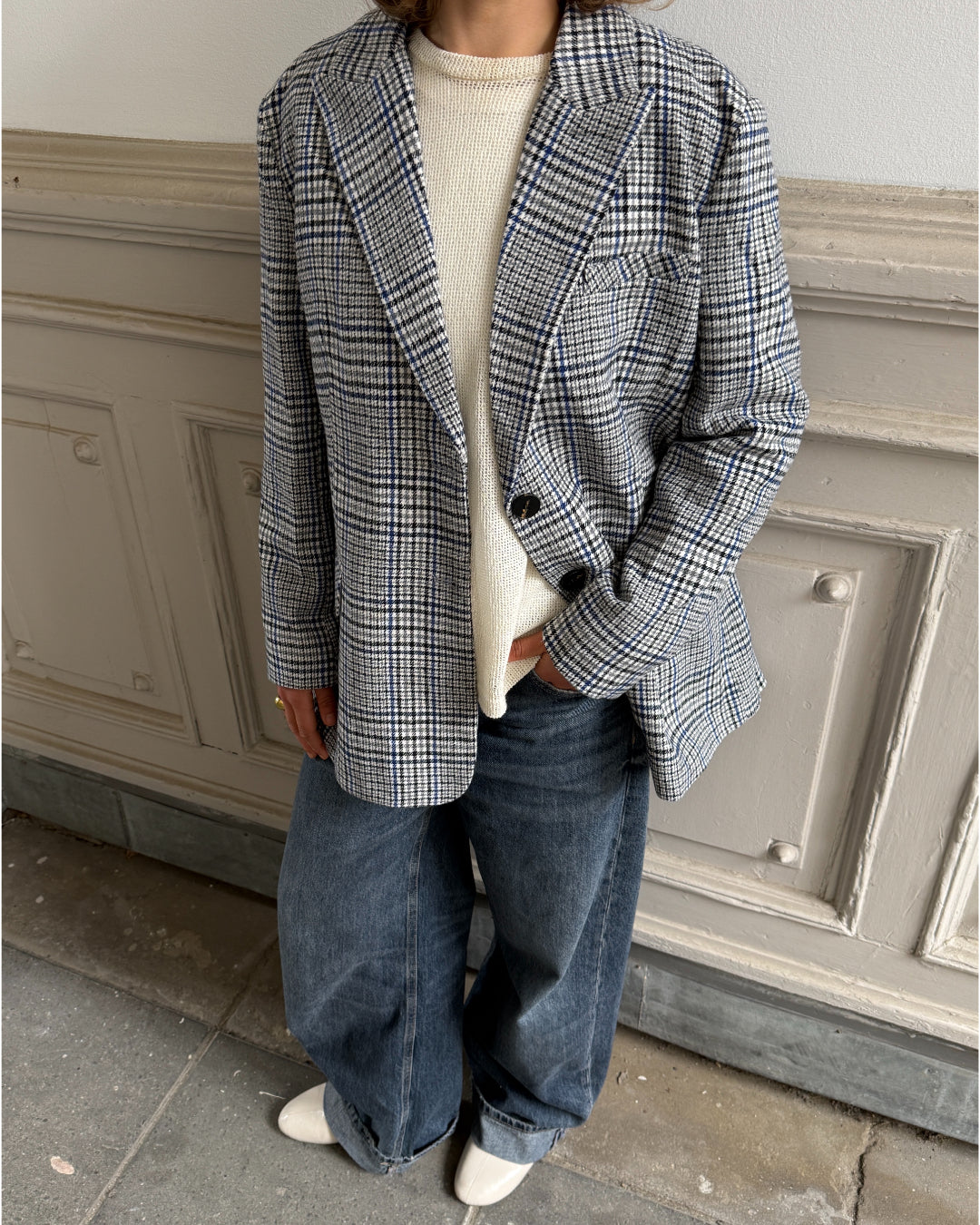 Stemningsbillede af grå SARA oversized blazer. Fra BySofieSønderby