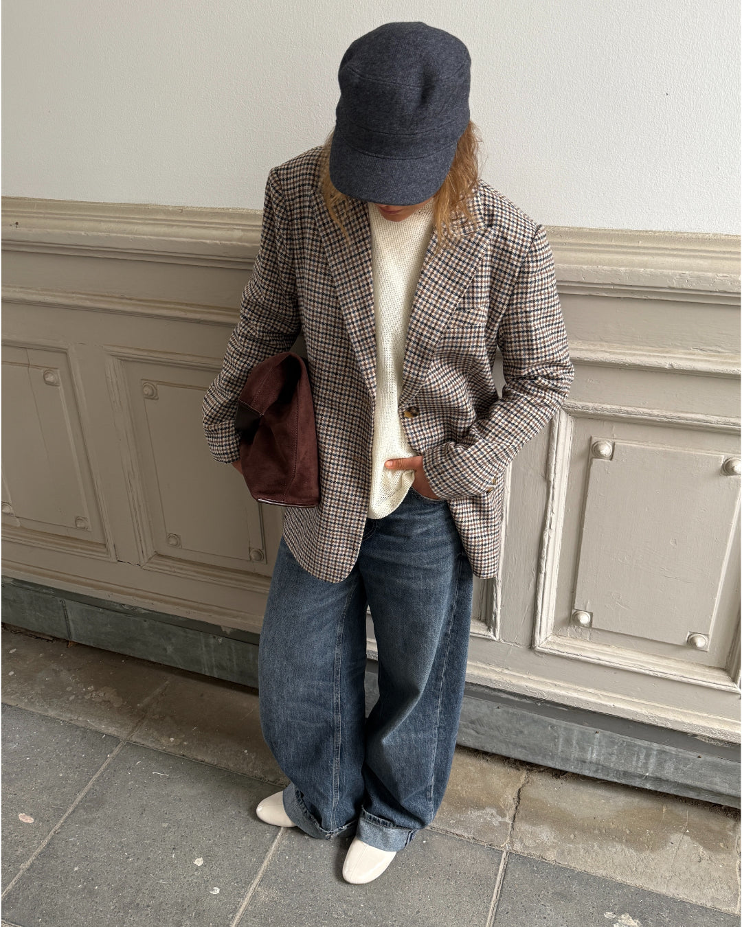 Stemningsbillede af sand farvet SARA oversized blazer. Fra BySofieSønderby