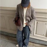 Stemningsbillede af sand farvet SARA oversized blazer. Fra BySofieSønderby