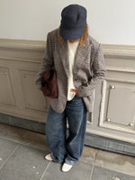 Stemningsbillede af sand farvet SARA oversized blazer. Fra BySofieSønderby