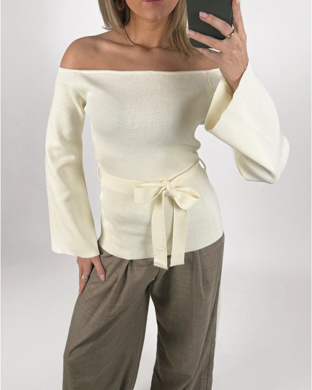 Modelbillede af creme farvet SAVANNA off shoulder strik med bælte. Set forfra. Fra BySofieSønderby