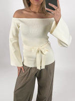 Modelbillede af creme farvet SAVANNA off shoulder strik med bælte. Set forfra. Fra BySofieSønderby