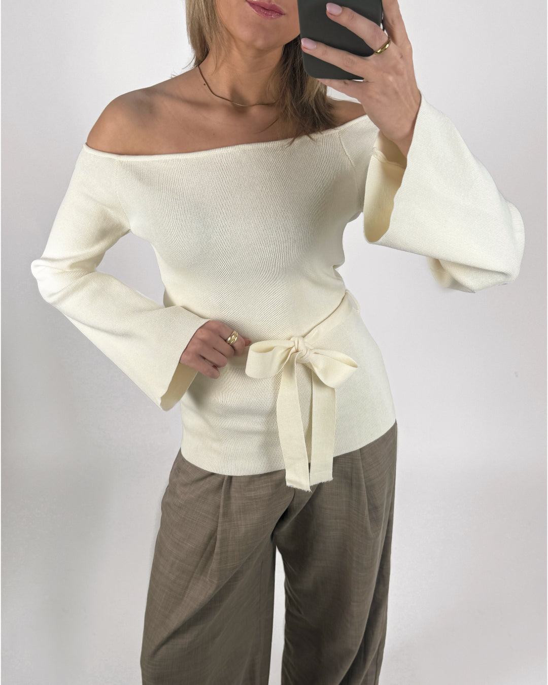 Modelbillede af creme farvet SAVANNA off shoulder strik med bælte. Set forfra. Fra BySofieSønderby