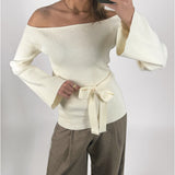 Modelbillede af creme farvet SAVANNA off shoulder strik med bælte. Set forfra. Fra BySofieSønderby