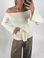 Modelbillede af creme farvet SAVANNA off shoulder strik med bælte. Set forfra. Fra BySofieSønderby