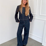 Modelfoto af pige i mørkeblå SAVA jeans, samt mørkeblå FLO jakke. Alt er fra BySofieSønderby.