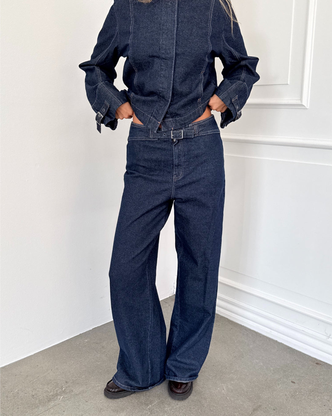 Modelfoto af pige i mørkeblå SAVA jeans, samt mørkeblå FLO jakke. Alt er fra BySofieSønderby.