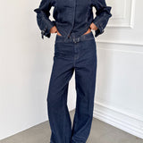 Modelfoto af pige i mørkeblå SAVA jeans, samt mørkeblå FLO jakke. Alt er fra BySofieSønderby.