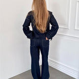 Modelfoto af pige i mørkeblå SAVA jeans, samt mørkeblå FLO jakke. Alt er fra BySofieSønderby.