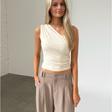 Modelfoto af pige iklædt SCARLET top, creme og MILAN buks, beige - begge fra BySofieSønderby