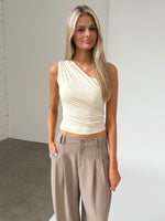 Modelfoto af pige iklædt SCARLET top, creme og MILAN buks, beige - begge fra BySofieSønderby