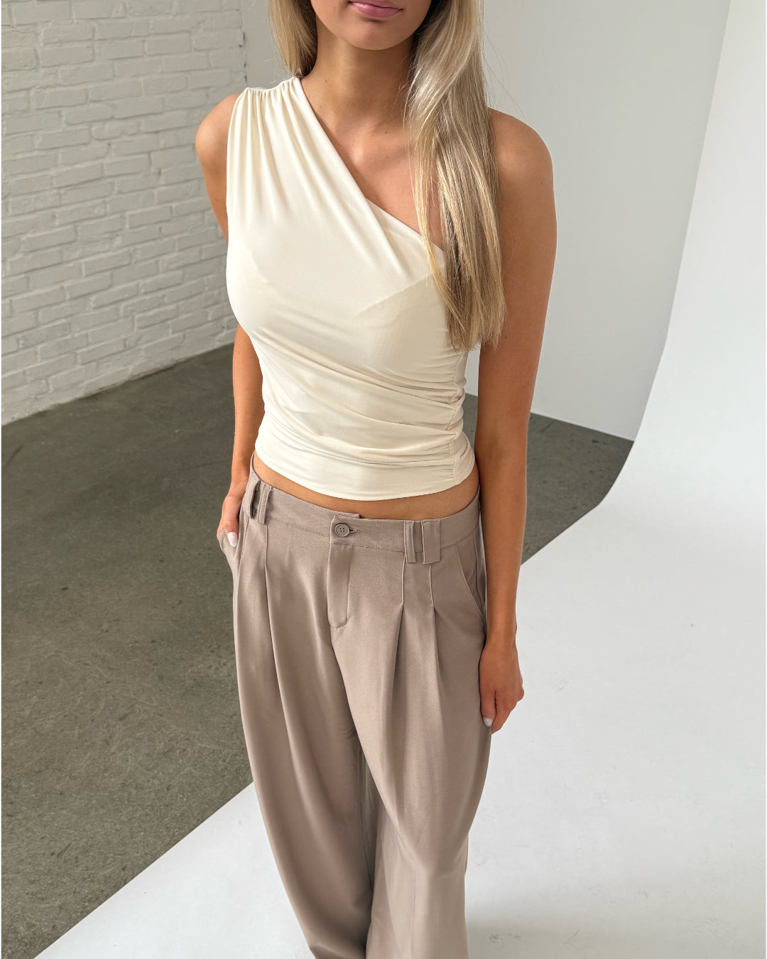 Modelfoto af pige iklædt SCARLET top, creme og MILAN buks, beige - begge fra BySofieSønderby