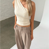 Modelfoto af pige iklædt SCARLET top, creme og MILAN buks, beige - begge fra BySofieSønderby