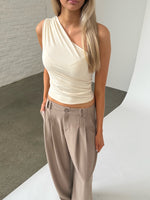 Modelfoto af pige iklædt SCARLET top, creme og MILAN buks, beige - begge fra BySofieSønderby