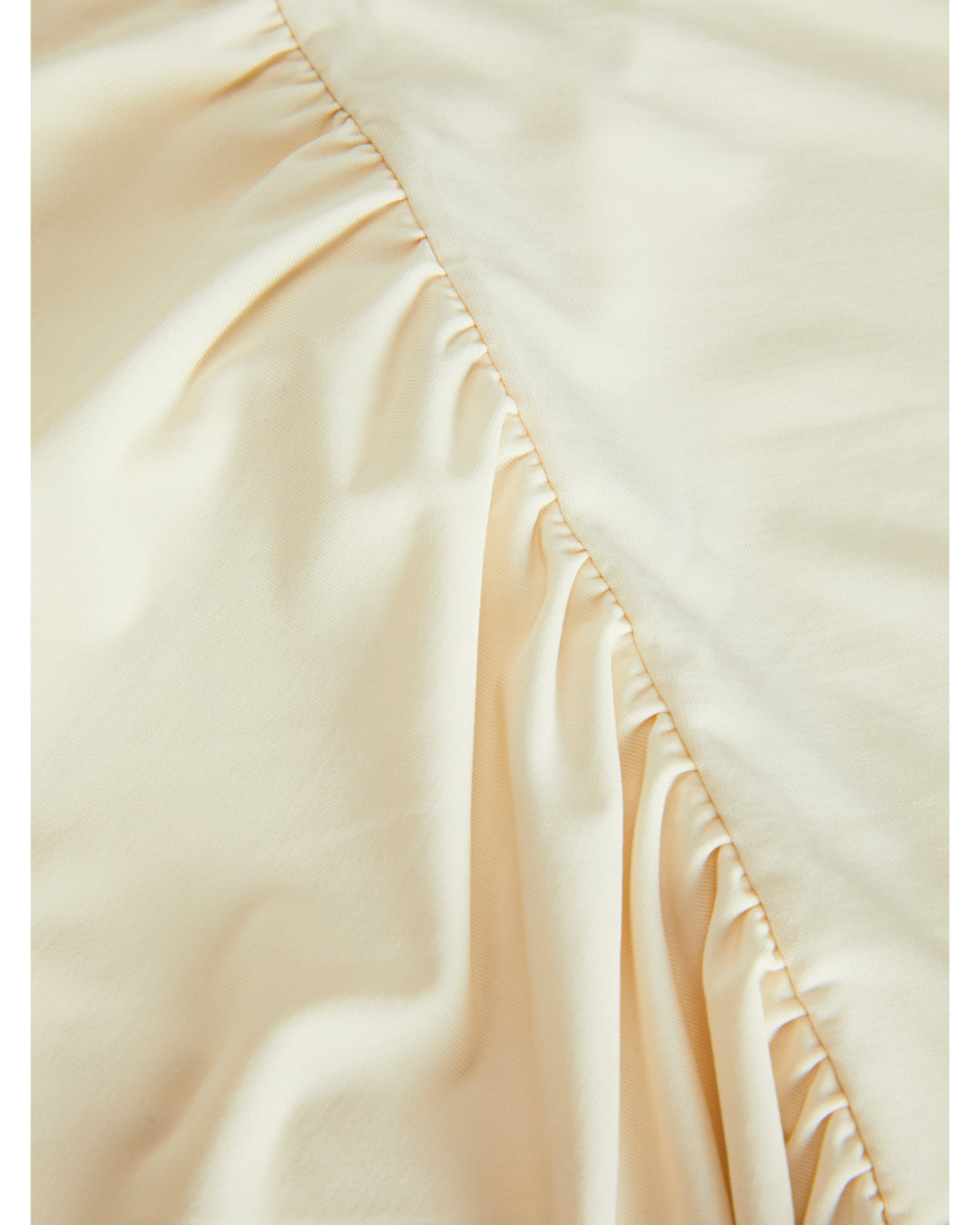 Produktfoto som viser stoffets detaljer af 
SCARLET top, hvid - fra BySofieSønderby