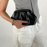 Modelbillede af sort SCOTTIE clutch. Fra BySofieSønderby