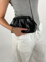 Modelbillede af sort SCOTTIE clutch. Fra BySofieSønderby