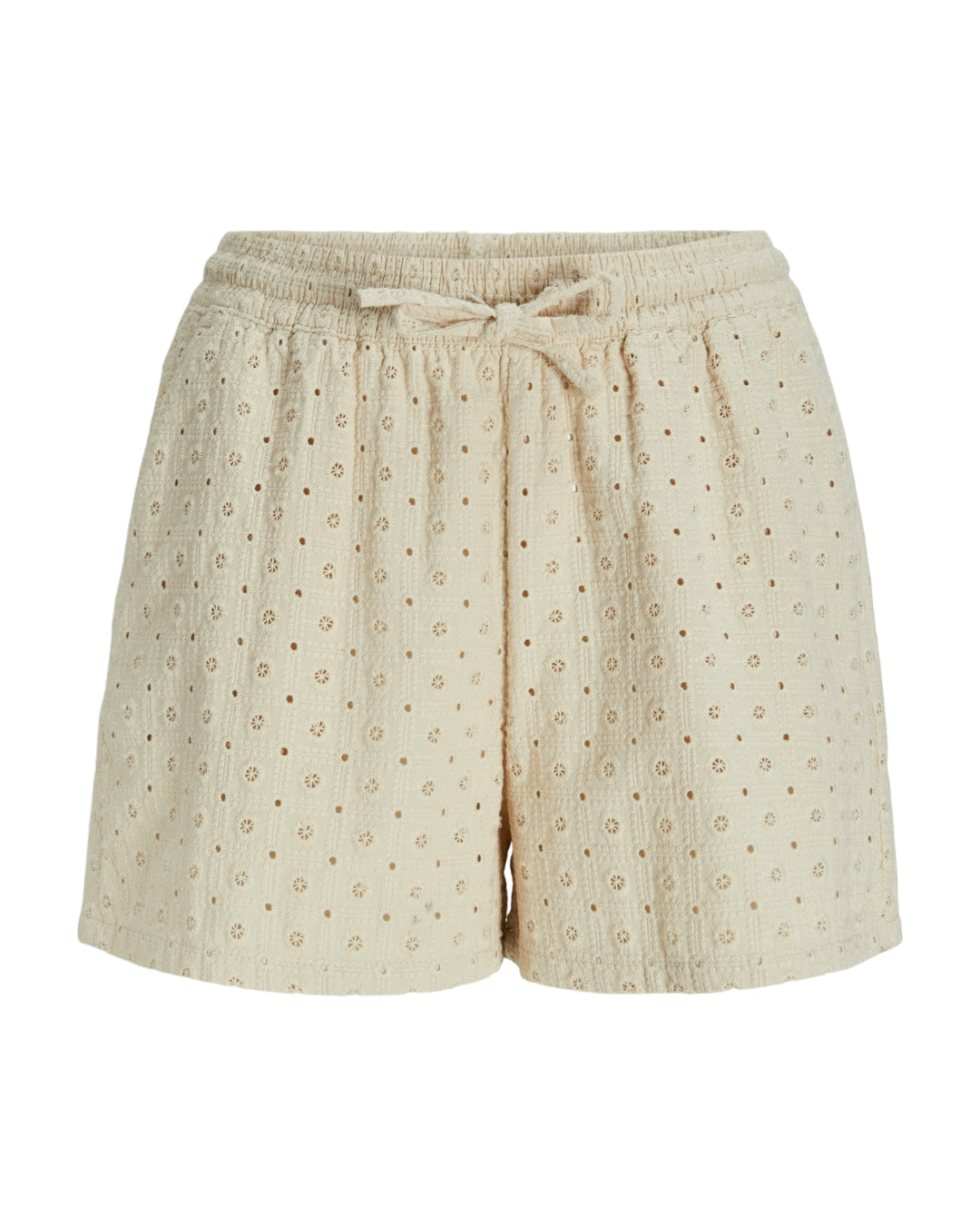 Shorts i blød beige stof, dekoreret med små broderede blomsterhuller, har en elastisk talje og bindebånd, synlig på en hvid baggrund.