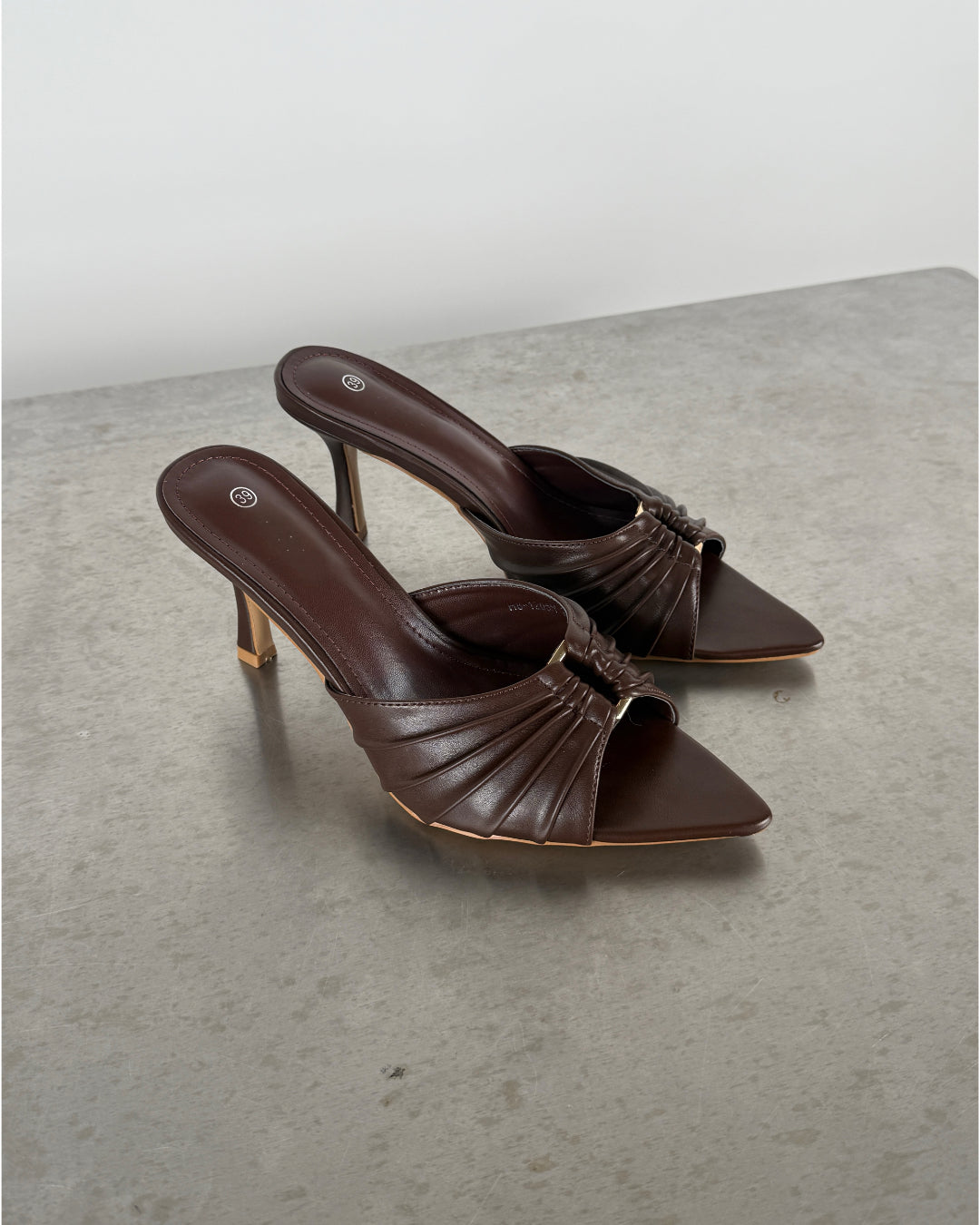 Billede af brune SELMA sko med hæl. Fra BySofieSønderby
