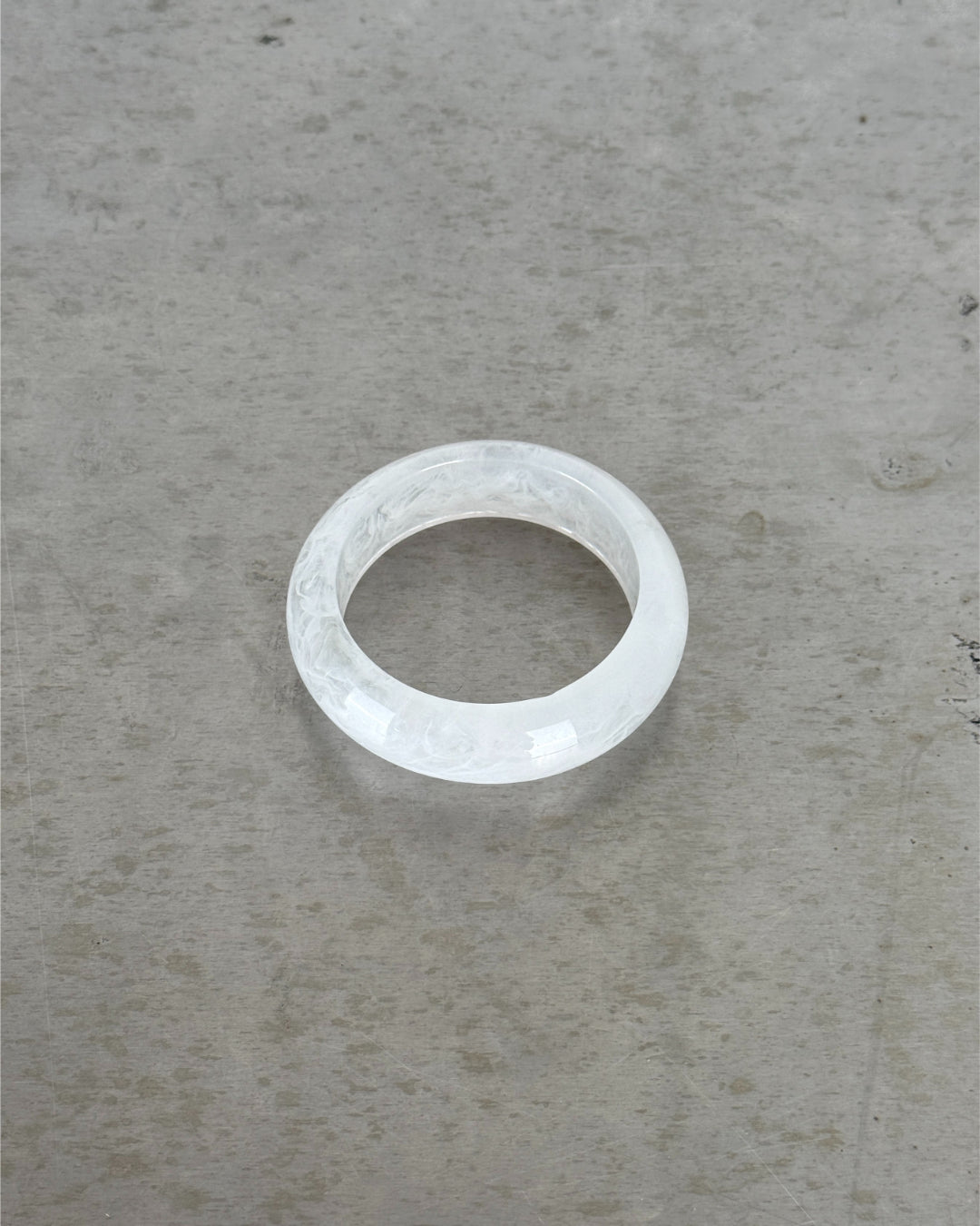 Billede af hvidt SHILOH bangle. Fra BySofieSønderby