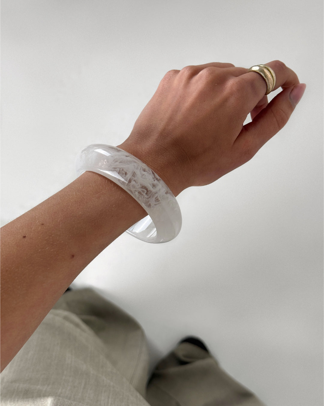 Modelbillede af hvidt SHILOH bangle. Fra BySofieSønderby