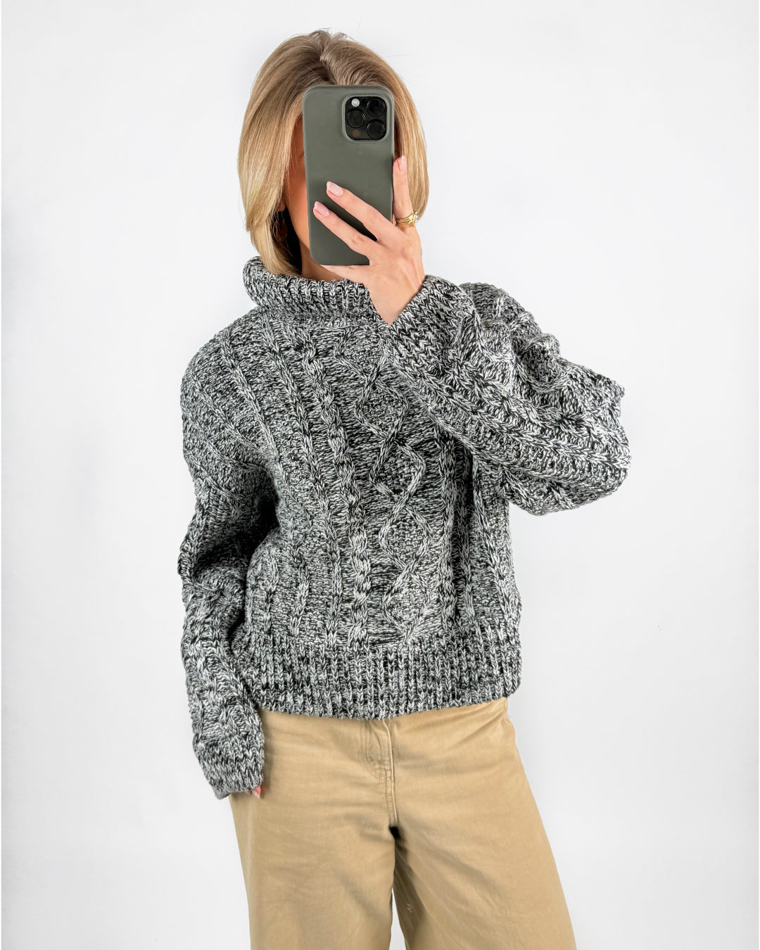 Modelfoto af pige med sort SIMIK rullekrave striktrøje, samt beige TOKYO jeans. Set forfra. Alt er fra BySofieSønderby