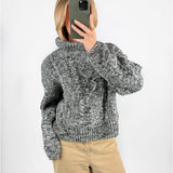 Modelfoto af pige med sort SIMIK rullekrave striktrøje, samt beige TOKYO jeans. Set forfra. Alt er fra BySofieSønderby