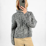 Modelfoto af pige med sort SIMIK rullekrave striktrøje, samt beige TOKYO jeans. Set forfra. Alt er fra BySofieSønderby