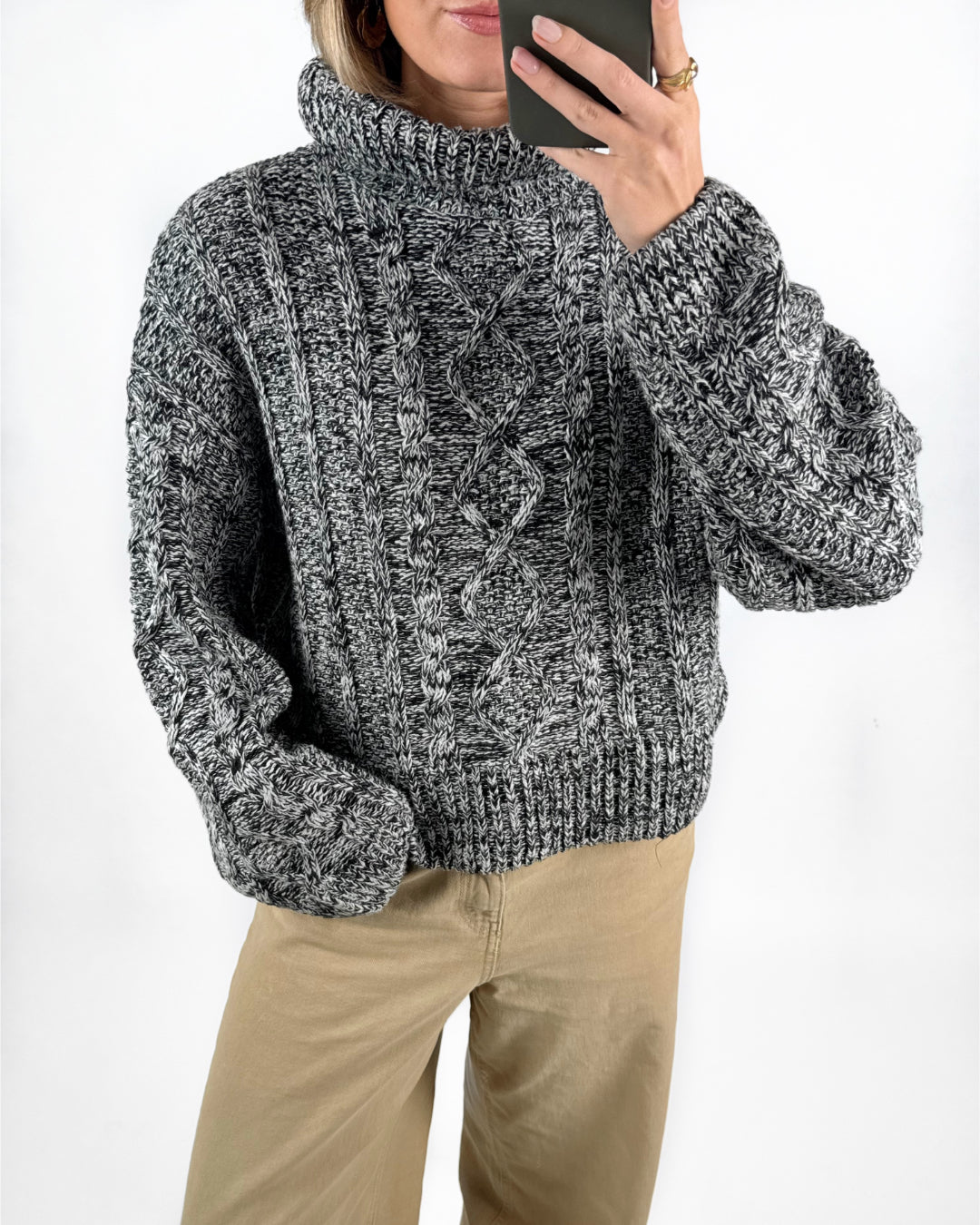 Modelfoto af pige med sort SIMIK rullekrave striktrøje, samt beige TOKYO jeans. Set forfra. Alt er fra BySofieSønderby