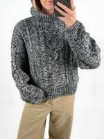 Modelfoto af pige med sort SIMIK rullekrave striktrøje, samt beige TOKYO jeans. Set forfra. Alt er fra BySofieSønderby