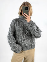 Modelfoto af pige med sort SIMIK rullekrave striktrøje, samt beige TOKYO jeans. Set forfra. Alt er fra BySofieSønderby