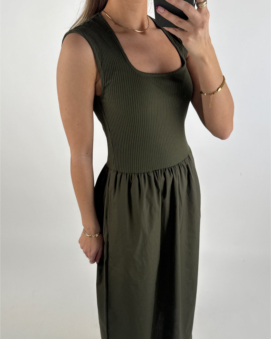 Modelbillede af kaki Simone kjole. Set forfra. Fra BySofieSønderby