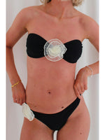 Modelbillede af sort SISSEL bikini. Set forfra. Fra BySofieSønderby