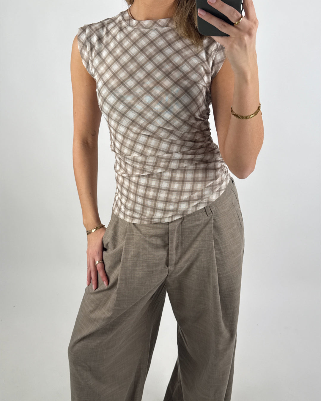 Modelbillede af beige SIVA top. Set forfra. Fra BySofieSønderby